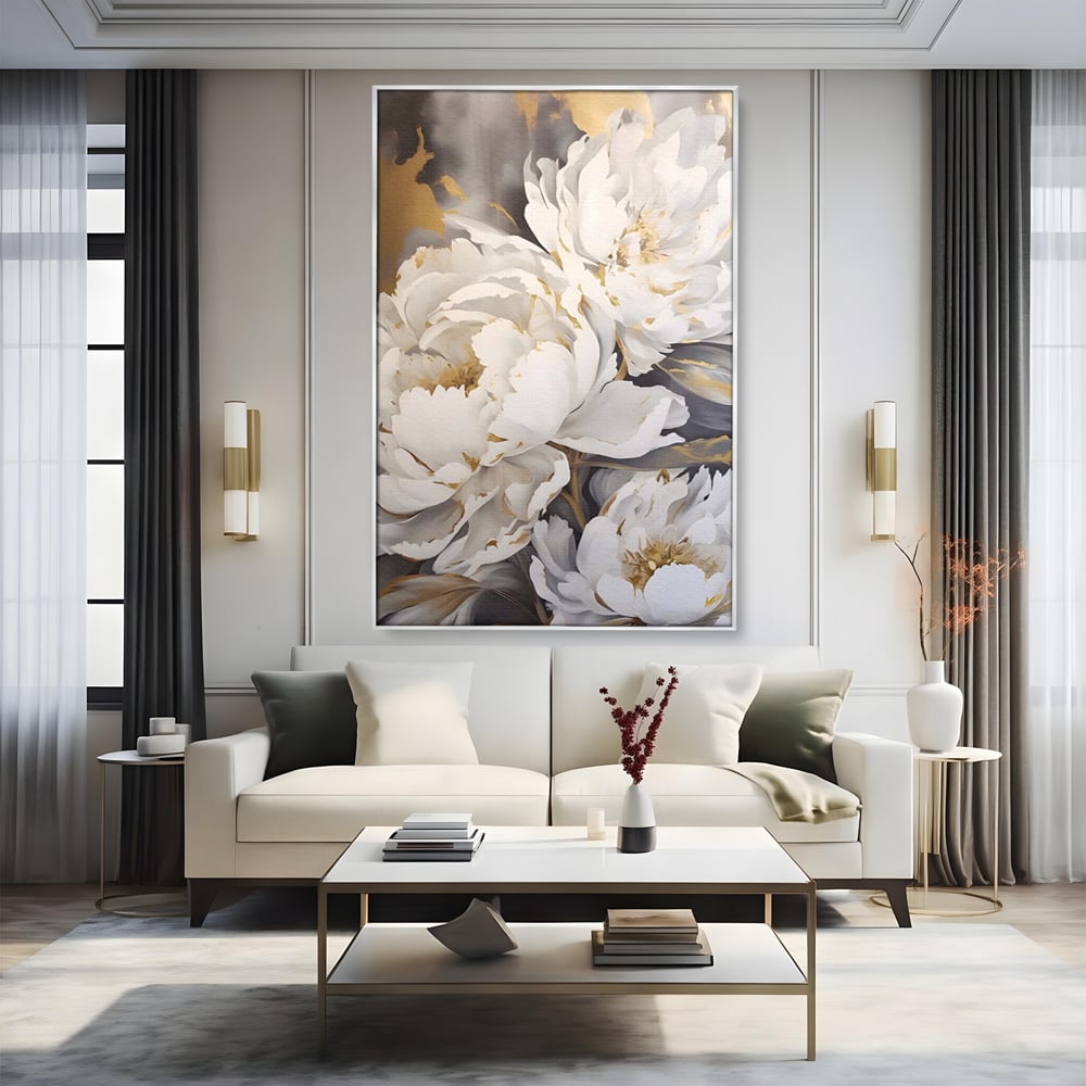 Tablou canvas cu pictura cu bujori albi si accente aurii, in rama de aluminiu argintiu, pe perete intr-un living